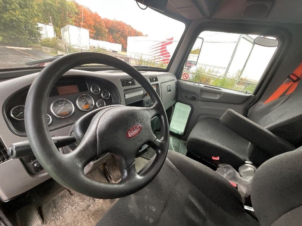 Medium Duty Box Truck-Light and Medium Duty Trucks-Peterbilt-2015-337-London-ON-736,528\n\t\tkm-$ 11,750 - Image 16