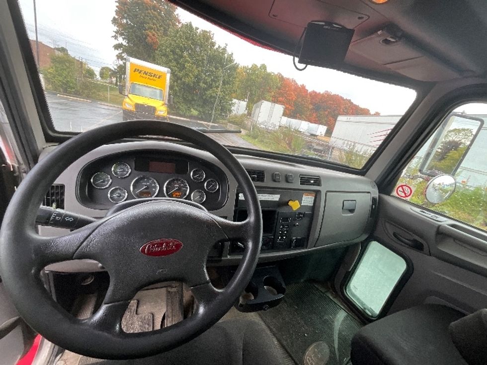 Medium Duty Box Truck-Light and Medium Duty Trucks-Peterbilt-2015-337-London-ON-736,528\n\t\tkm-$ 11,750 - Image 17