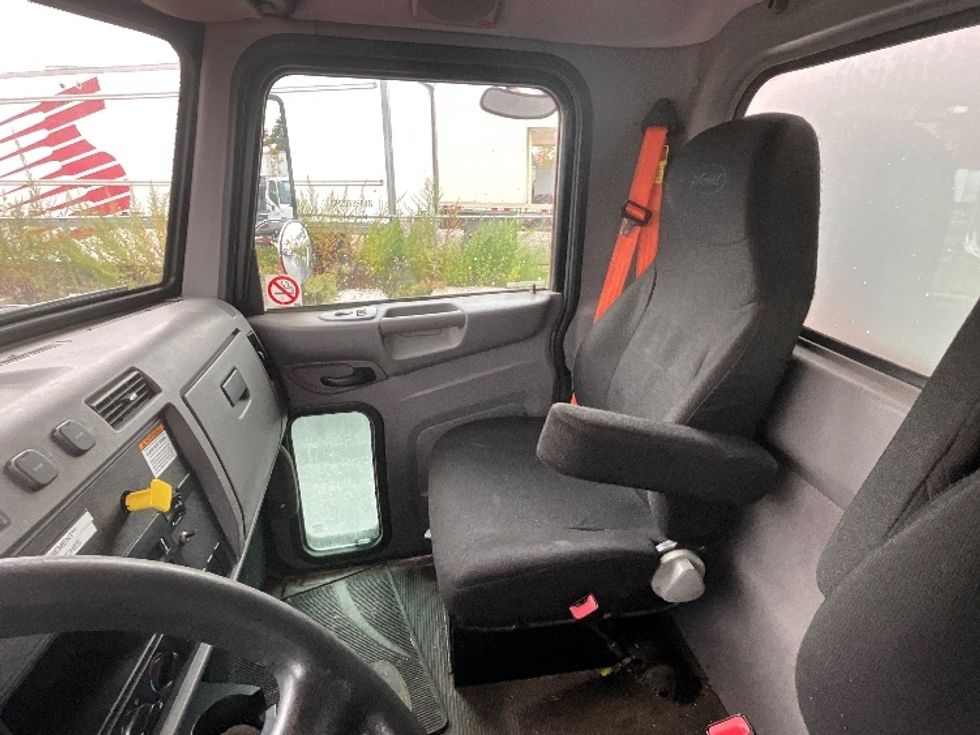 Medium Duty Box Truck-Light and Medium Duty Trucks-Peterbilt-2015-337-London-ON-736,528\n\t\tkm-$ 11,750 - Image 18