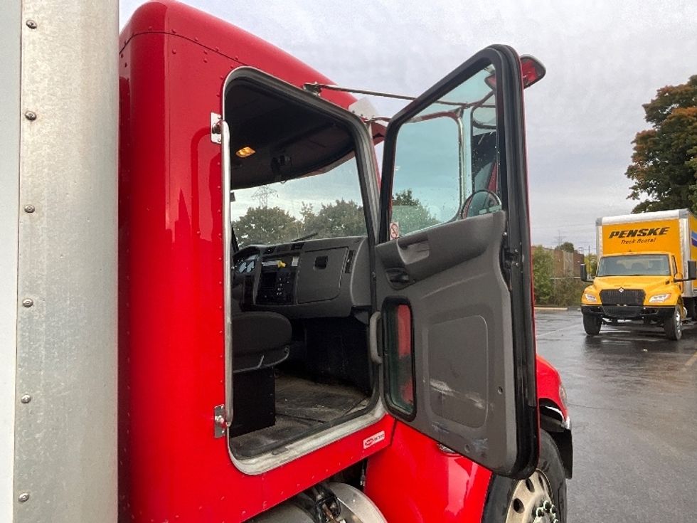 Medium Duty Box Truck-Light and Medium Duty Trucks-Peterbilt-2015-337-London-ON-736,528\n\t\tkm-$ 11,750 - Image 19