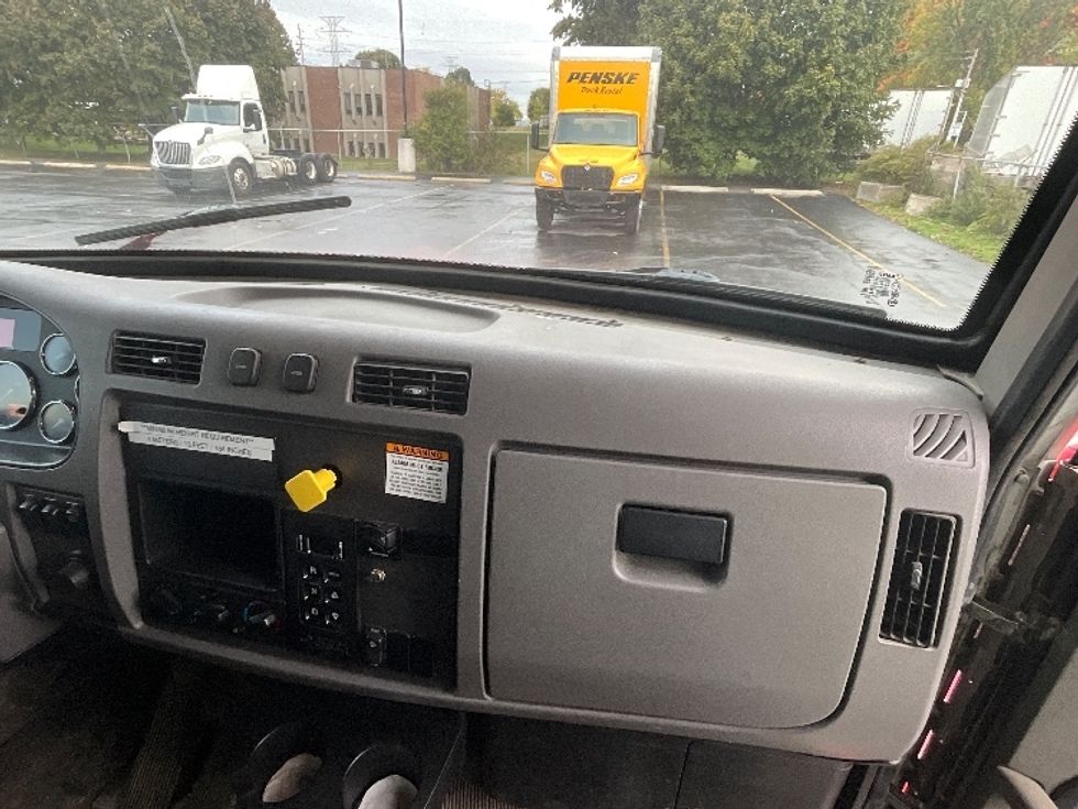 Medium Duty Box Truck-Light and Medium Duty Trucks-Peterbilt-2015-337-London-ON-736,528\n\t\tkm-$ 11,750 - Image 20