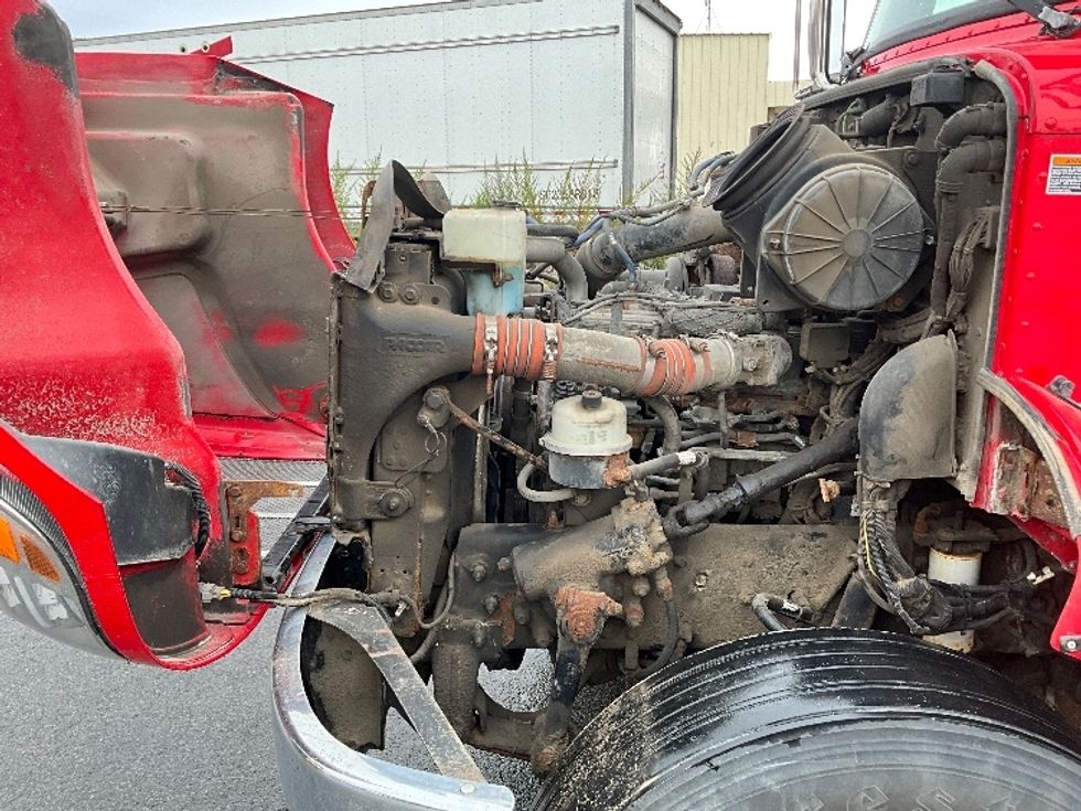 Medium Duty Box Truck-Light and Medium Duty Trucks-Peterbilt-2015-337-London-ON-736,528\n\t\tkm-$ 11,750 - Image 23