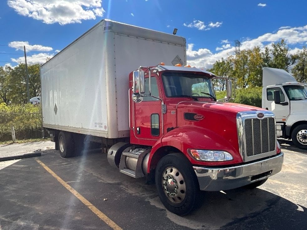 Medium Duty Box Truck-Light and Medium Duty Trucks-Peterbilt-2016-337-London-ON-720,104\n\t\tkm-$ 10,500 - Image 1