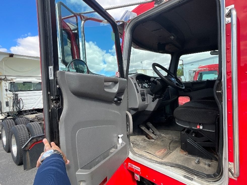 Medium Duty Box Truck-Light and Medium Duty Trucks-Peterbilt-2016-337-London-ON-720,104\n\t\tkm-$ 10,500 - Image 12