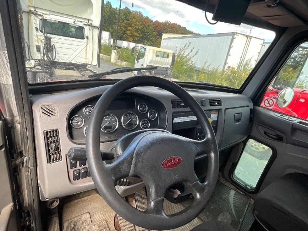 Medium Duty Box Truck-Light and Medium Duty Trucks-Peterbilt-2016-337-London-ON-720,104\n\t\tkm-$ 10,500 - Image 13