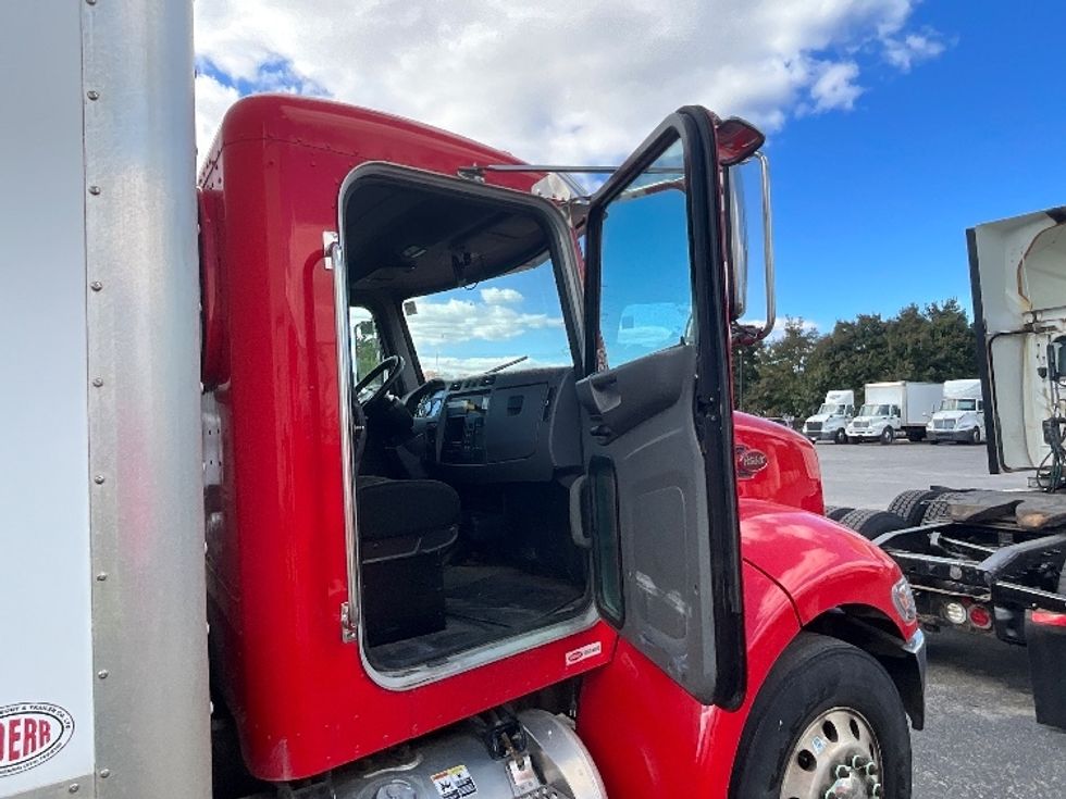 Medium Duty Box Truck-Light and Medium Duty Trucks-Peterbilt-2016-337-London-ON-720,104\n\t\tkm-$ 10,500 - Image 16