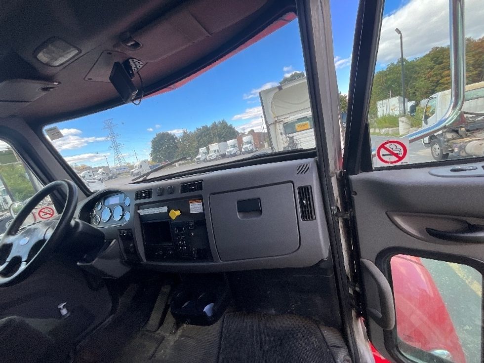 Medium Duty Box Truck-Light and Medium Duty Trucks-Peterbilt-2016-337-London-ON-720,104\n\t\tkm-$ 10,500 - Image 17