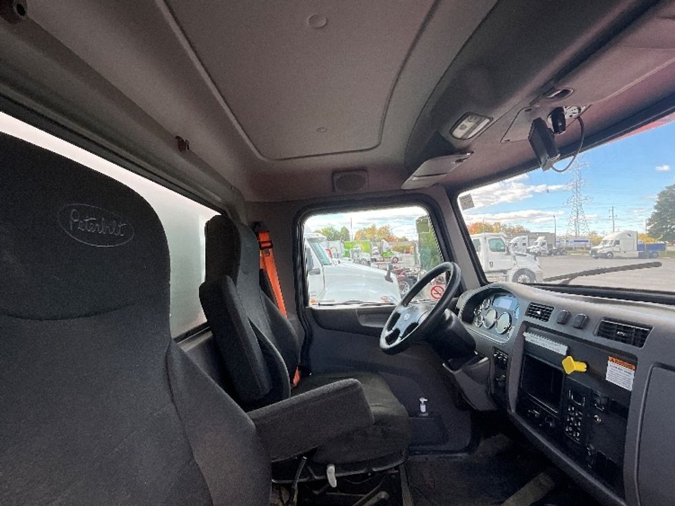 Medium Duty Box Truck-Light and Medium Duty Trucks-Peterbilt-2016-337-London-ON-720,104\n\t\tkm-$ 10,500 - Image 18