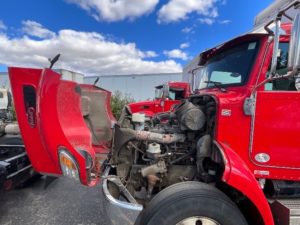 Medium Duty Box Truck-Light and Medium Duty Trucks-Peterbilt-2016-337-London-ON-720,104\n\t\tkm-$ 10,500 - Image 19