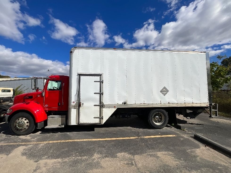 Medium Duty Box Truck-Light and Medium Duty Trucks-Peterbilt-2016-337-London-ON-720,104\n\t\tkm-$ 10,500 - Image 4