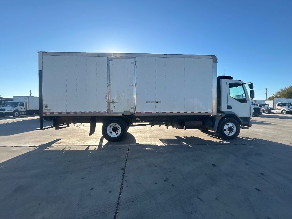 Medium Duty Box Truck-Light and Medium Duty Trucks-Peterbilt-2017-220-Round Rock-TX-209,115\n\t\tmiles-$ 34,000 - Image 14
