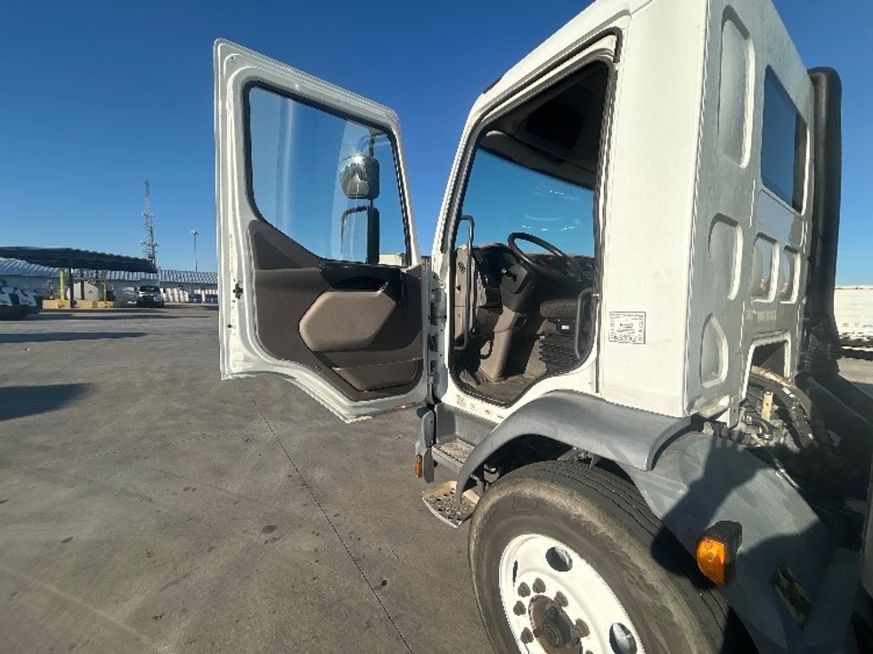 Medium Duty Box Truck-Light and Medium Duty Trucks-Peterbilt-2017-220-Round Rock-TX-209,115\n\t\tmiles-$ 34,000 - Image 15
