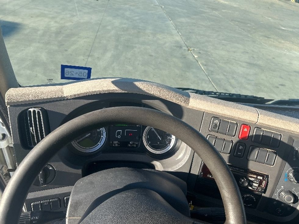 Medium Duty Box Truck-Light and Medium Duty Trucks-Peterbilt-2017-220-Round Rock-TX-209,115\n\t\tmiles-$ 34,000 - Image 17