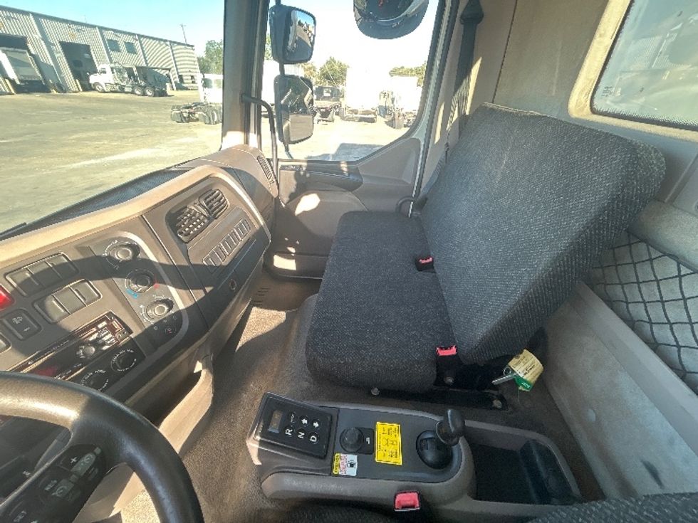 Medium Duty Box Truck-Light and Medium Duty Trucks-Peterbilt-2017-220-Round Rock-TX-209,115\n\t\tmiles-$ 34,000 - Image 18