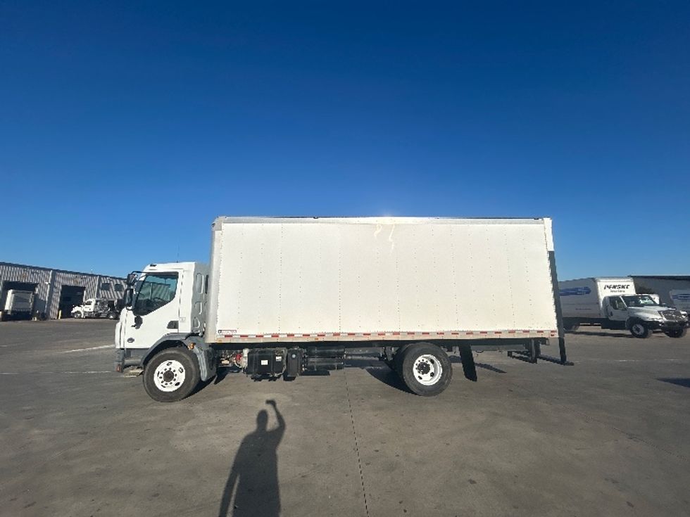 Medium Duty Box Truck-Light and Medium Duty Trucks-Peterbilt-2017-220-Round Rock-TX-209,115\n\t\tmiles-$ 34,000 - Image 4