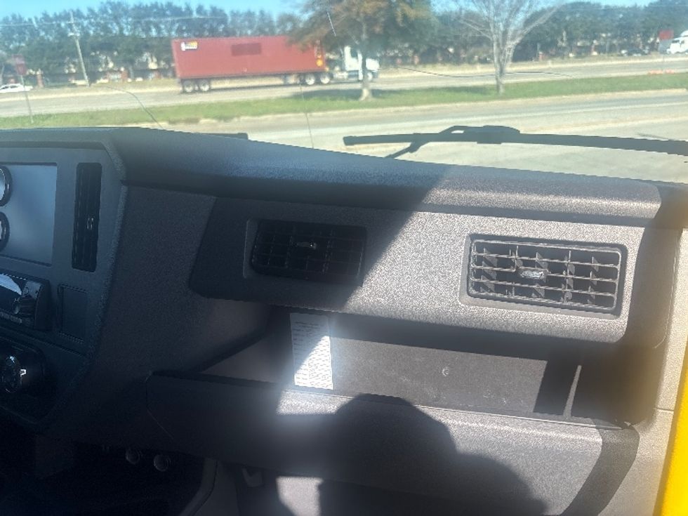 Medium Duty Box Truck-Light and Medium Duty Trucks-Peterbilt-2024-536-Houston-TX-117,871\n\t\tmiles-$ 76,000 - Image 20