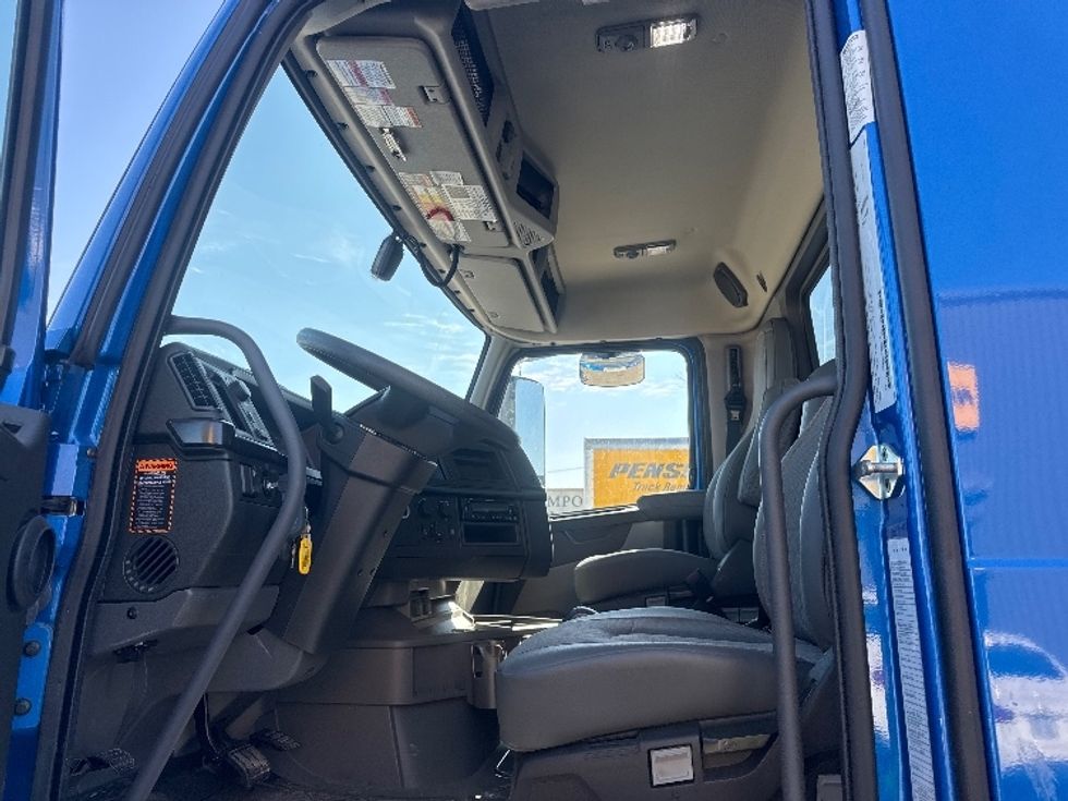 Medium Duty Box Truck-Light and Medium Duty Trucks-Volvo-2025-VNR64300-Omaha-NE-3,359\n\t\tmiles-$ 170,000 - Image 16