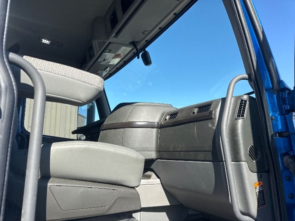 Medium Duty Box Truck-Light and Medium Duty Trucks-Volvo-2025-VNR64300-Omaha-NE-3,359\n\t\tmiles-$ 170,000 - Image 20