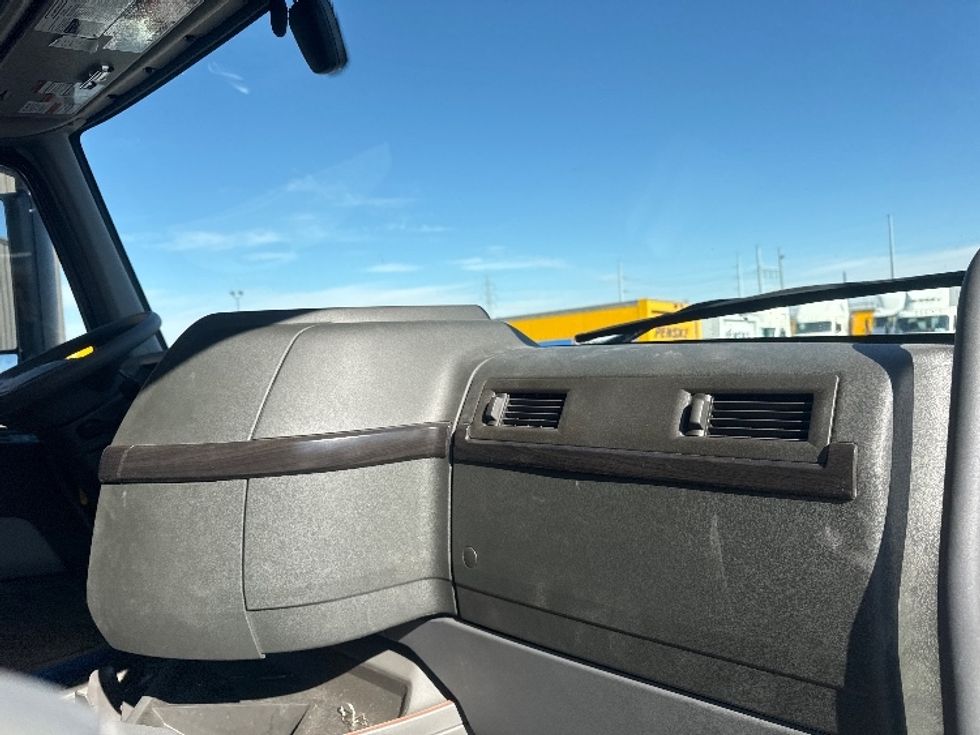 Medium Duty Box Truck-Light and Medium Duty Trucks-Volvo-2025-VNR64300-Omaha-NE-3,359\n\t\tmiles-$ 170,000 - Image 21