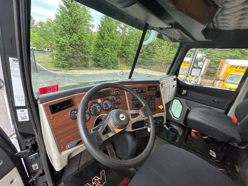 Medium Duty Box Truck-Light and Medium Duty Trucks-Western Star-2018-4700SB-Londonderry-NH-470,774\n\t\tmiles-$ 68,750 - Image 17