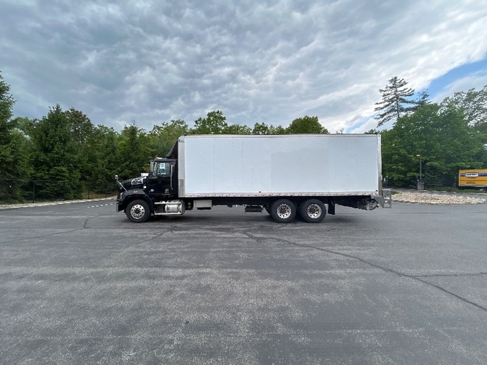 Medium Duty Box Truck-Light and Medium Duty Trucks-Western Star-2018-4700SB-Londonderry-NH-470,774\n\t\tmiles-$ 68,750 - Image 4
