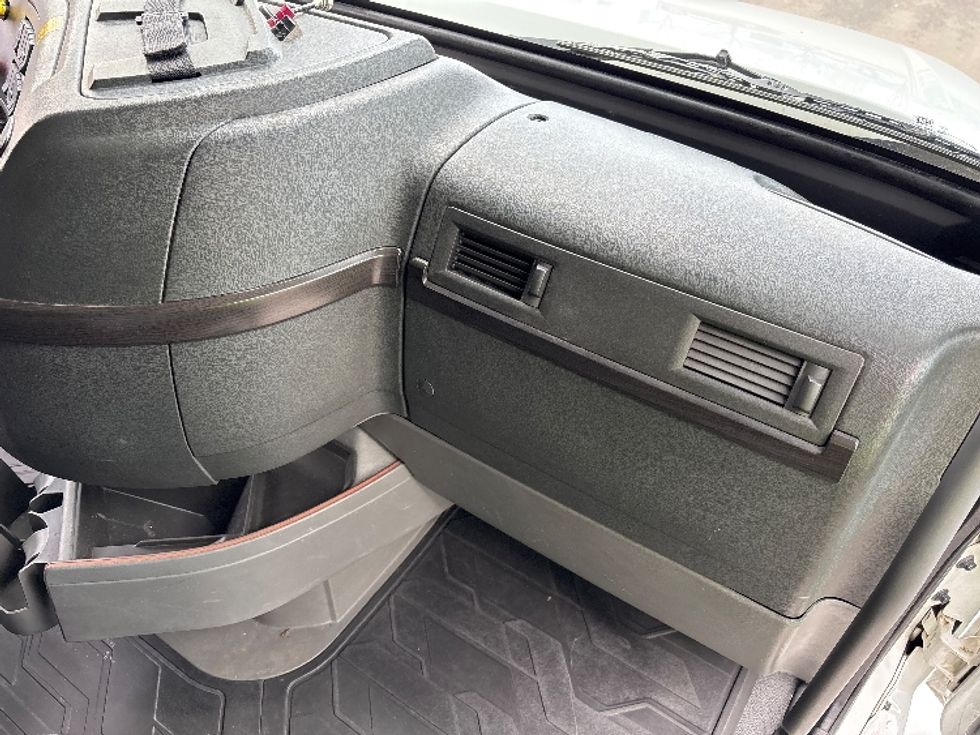 Other-Heavy Duty Tractors-Volvo-2020-VAH64600-Clackamas-OR-284,386\n\t\tmiles-$ 217,250 - Image 13