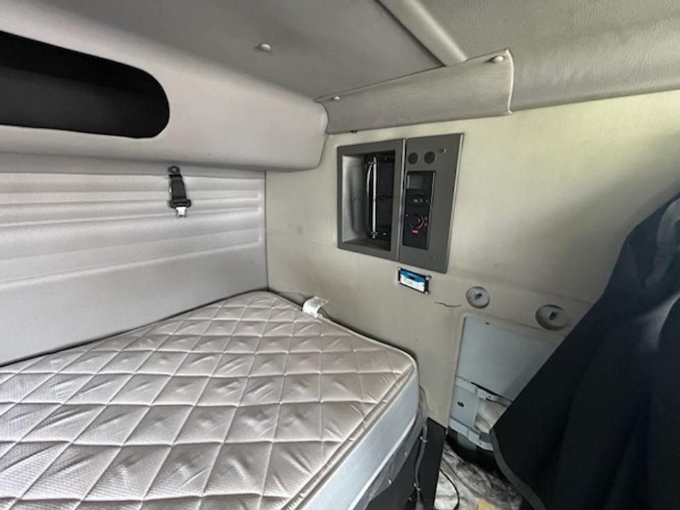 Other-Heavy Duty Tractors-Volvo-2020-VAH64600-Clackamas-OR-284,386\n\t\tmiles-$ 217,250 - Image 19