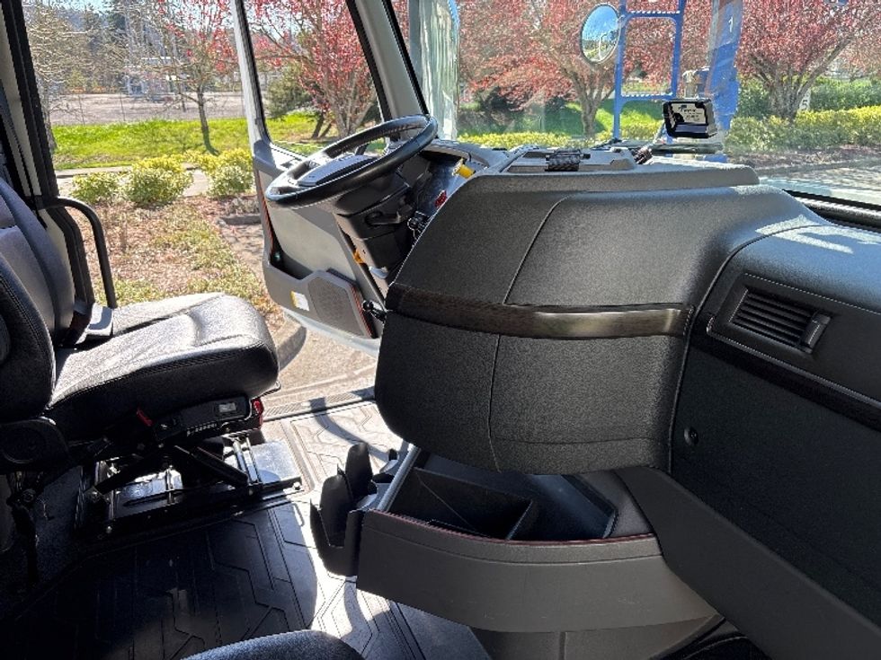 Other-Heavy Duty Tractors-Volvo-2020-VAH64600-Clackamas-OR-307,017\n\t\tmiles-$ 215,750 - Image 15