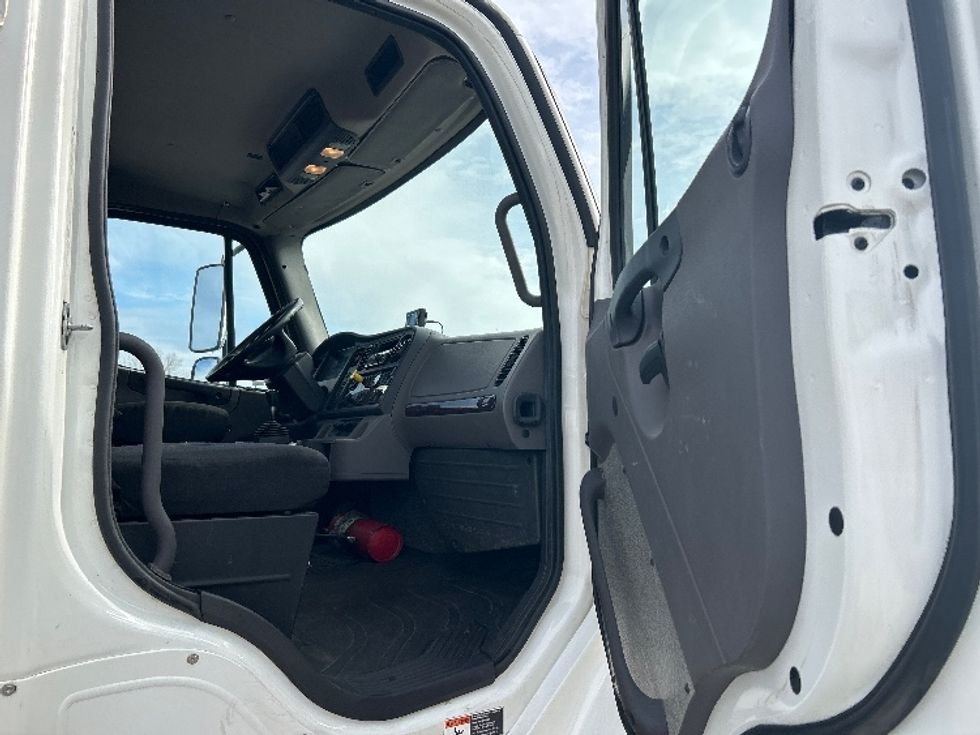 Other Truck-Light and Medium Duty Trucks-Freightliner-2019-M2-Montreal-PQ-188,359\n\t\tkm-$ 100,500 - Image 18