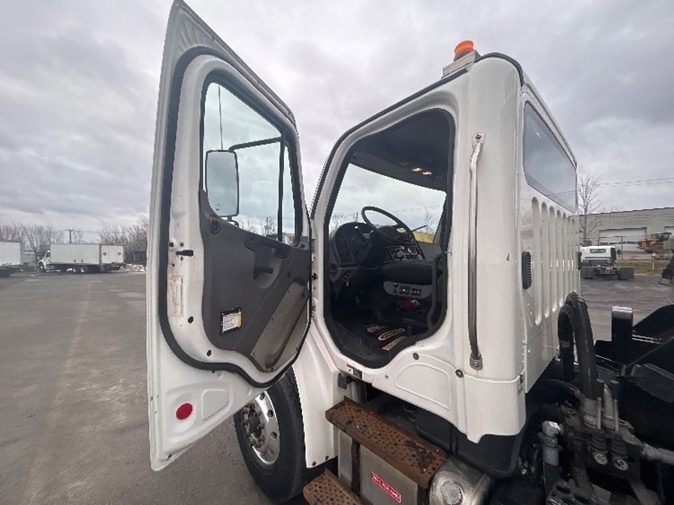 Other Truck-Light and Medium Duty Trucks-Freightliner-2019-M2-Montreal-PQ-200,479\n\t\tkm-$ 113,000 - Image 13