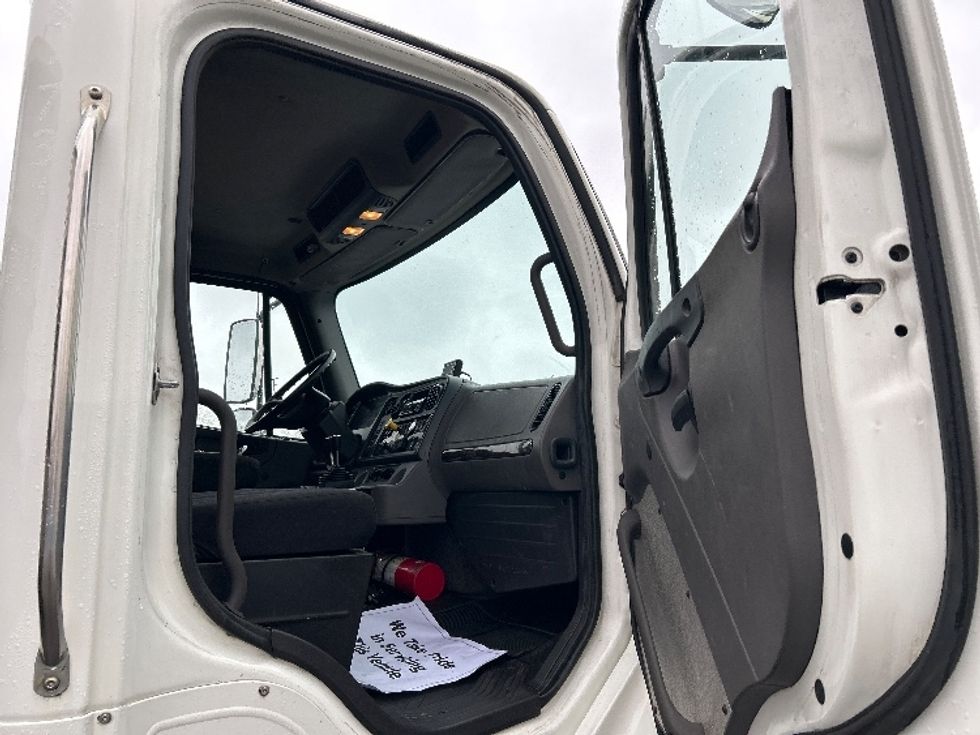 Other Truck-Light and Medium Duty Trucks-Freightliner-2019-M2-Montreal-PQ-219,979\n\t\tkm-$ 99,000 - Image 16
