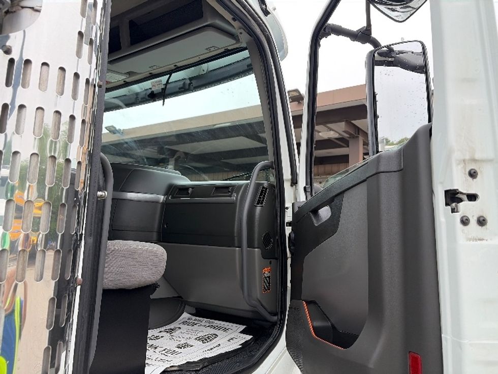 Other Truck-Light and Medium Duty Trucks-Volvo-2020-VHD64F-San Antonio-TX-191,394\n\t\tmiles-$ 112,500 - Image 14