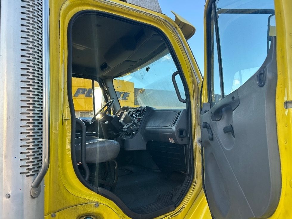 Refrigerated Truck-Light and Medium Duty Trucks-Freightliner-2006-M2-Chicopee-MA-258,366\n\t\tmiles-$ 13,000 - Image 20