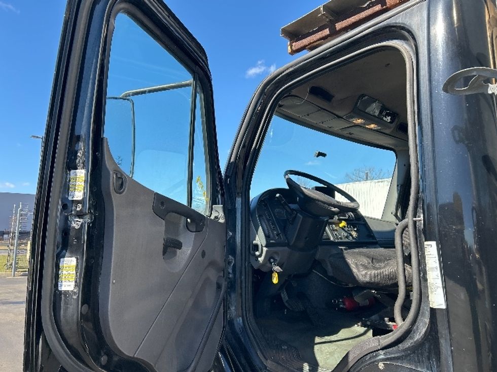 Refrigerated Truck-Light and Medium Duty Trucks-Freightliner-2010-M2-Chicopee-MA-385,807\n\t\tmiles-$ 11,000 - Image 16