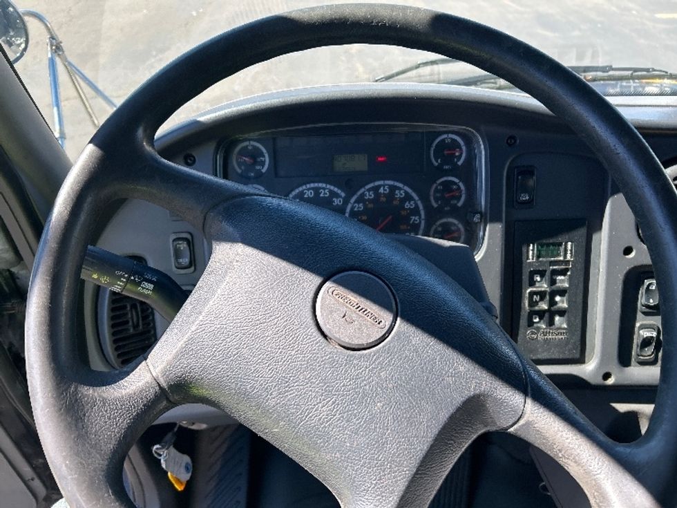 Refrigerated Truck-Light and Medium Duty Trucks-Freightliner-2010-M2-Chicopee-MA-385,807\n\t\tmiles-$ 11,000 - Image 17