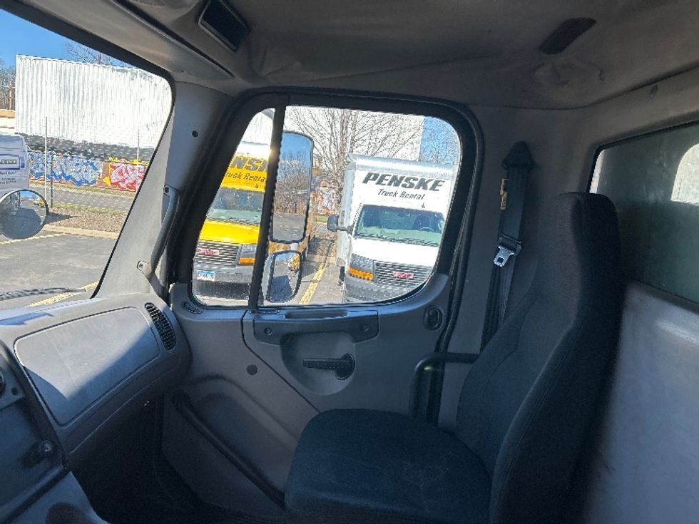 Refrigerated Truck-Light and Medium Duty Trucks-Freightliner-2010-M2-Chicopee-MA-385,807\n\t\tmiles-$ 11,000 - Image 19