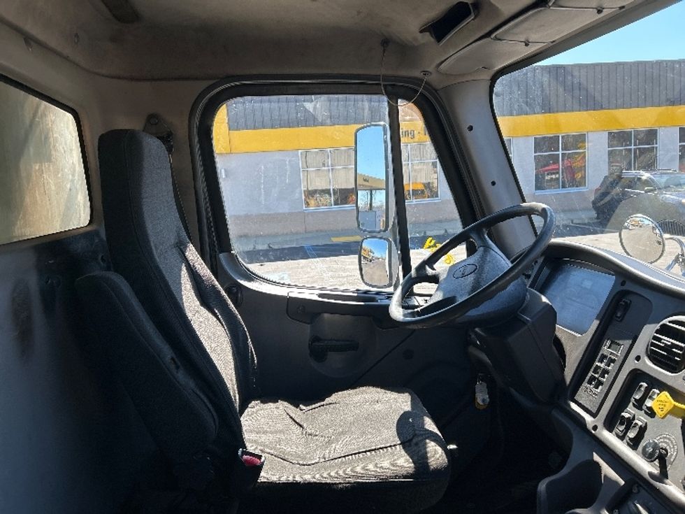 Refrigerated Truck-Light and Medium Duty Trucks-Freightliner-2010-M2-Chicopee-MA-385,807\n\t\tmiles-$ 11,000 - Image 22
