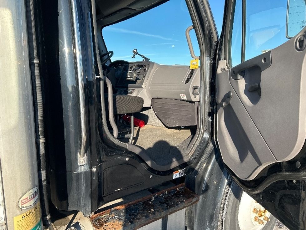 Refrigerated Truck-Light and Medium Duty Trucks-Freightliner-2015-M2-North Liberty-IA-121,584\n\t\tmiles-$ 41,000 - Image 20
