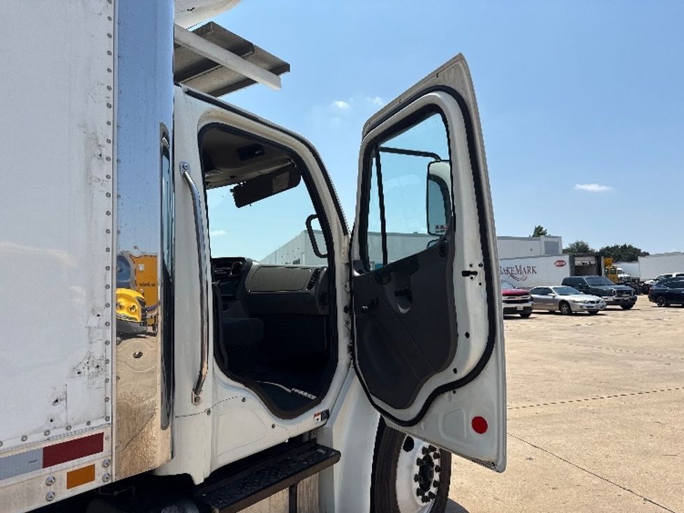 Refrigerated Truck-Light and Medium Duty Trucks-Freightliner-2016-M2-Arlington-TX-331,834\n\t\tmiles-$ 17,750 - Image 20