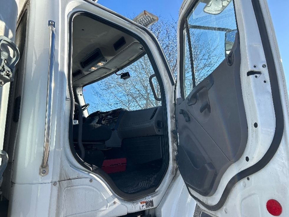 Refrigerated Truck-Light and Medium Duty Trucks-Freightliner-2016-M2-De Pere-WI-207,548\n\t\tmiles-$ 333,500 - Image 19