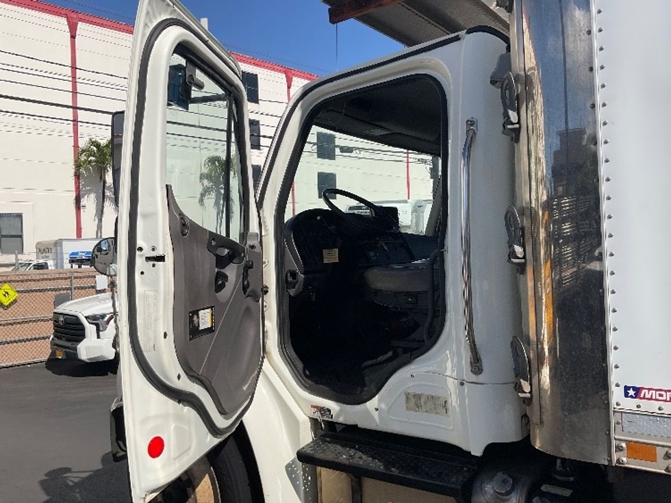 Refrigerated Truck-Light and Medium Duty Trucks-Freightliner-2016-M2-Honolulu-HI-169,106\n\t\tmiles-$ 51,750 - Image 16