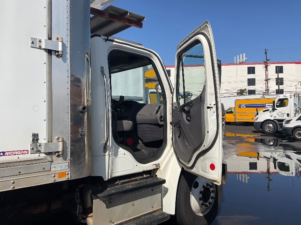 Refrigerated Truck-Light and Medium Duty Trucks-Freightliner-2016-M2-Honolulu-HI-169,106\n\t\tmiles-$ 51,750 - Image 19