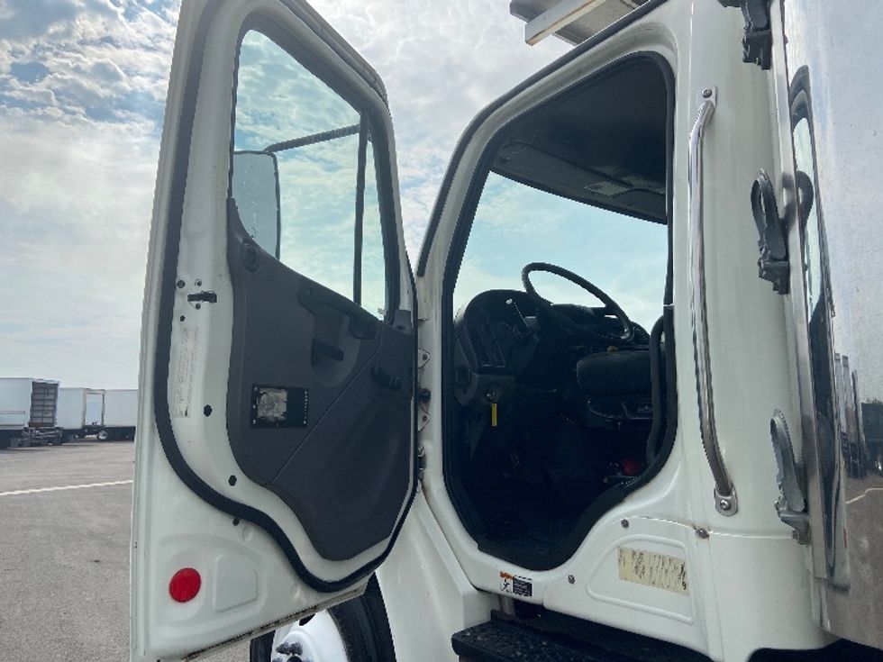 Refrigerated Truck-Light and Medium Duty Trucks-Freightliner-2016-M2-San Antonio-TX-339,395\n\t\tmiles-$ 19,000 - Image 15