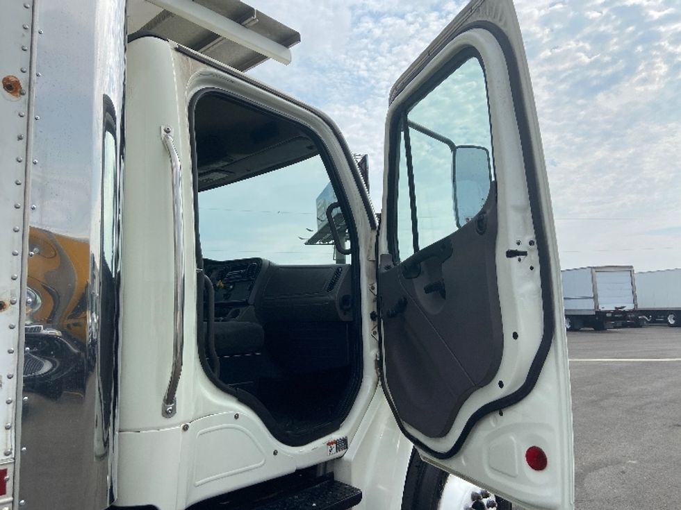 Refrigerated Truck-Light and Medium Duty Trucks-Freightliner-2016-M2-San Antonio-TX-339,395\n\t\tmiles-$ 19,000 - Image 19