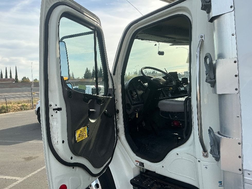 Refrigerated Truck-Light and Medium Duty Trucks-Freightliner-2016-M2-West Sacramento-CA-111,288\n\t\tmiles-$ 46,500 - Image 16