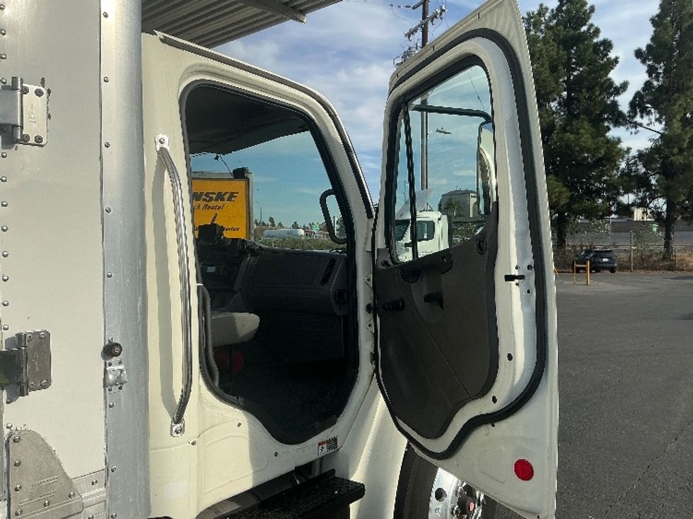 Refrigerated Truck-Light and Medium Duty Trucks-Freightliner-2016-M2-West Sacramento-CA-111,288\n\t\tmiles-$ 46,500 - Image 20