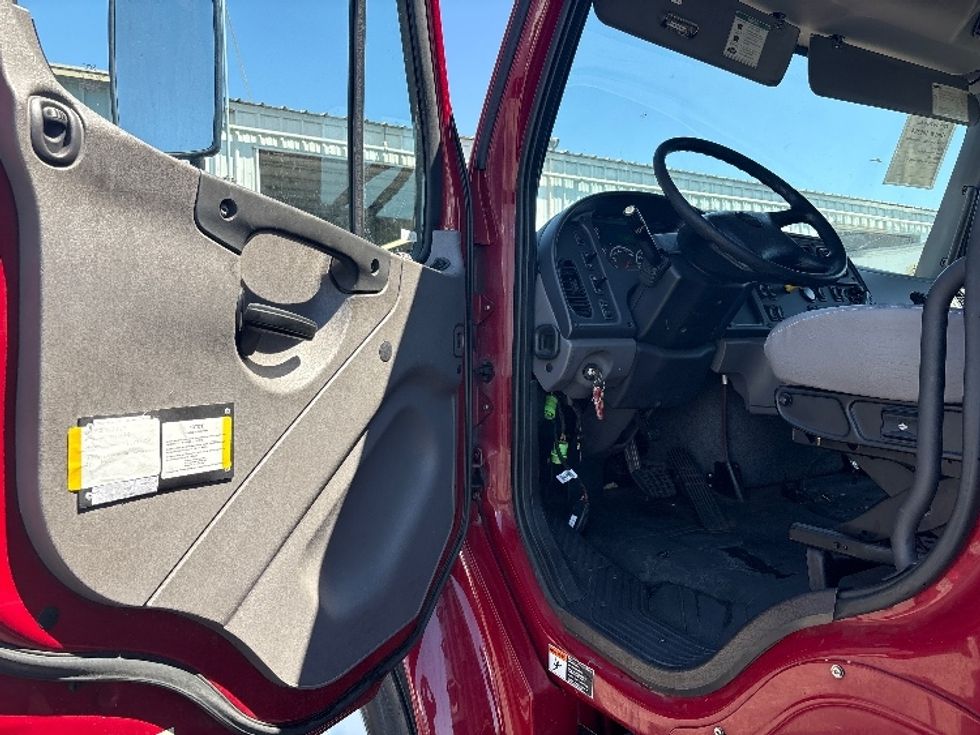 Refrigerated Truck-Light and Medium Duty Trucks-Freightliner-2016-M2-West Sacramento-CA-329,135\n\t\tmiles-$ 27,000 - Image 16