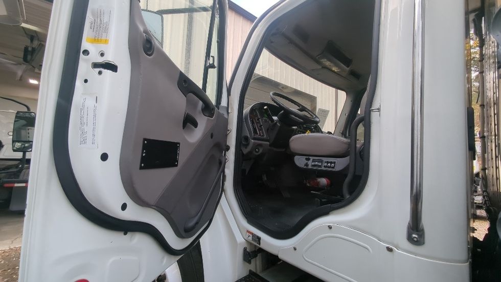 Refrigerated Truck-Light and Medium Duty Trucks-Freightliner-2017-M2-Atlanta-GA-326,433\n\t\tmiles-$ 39,250 - Image 13