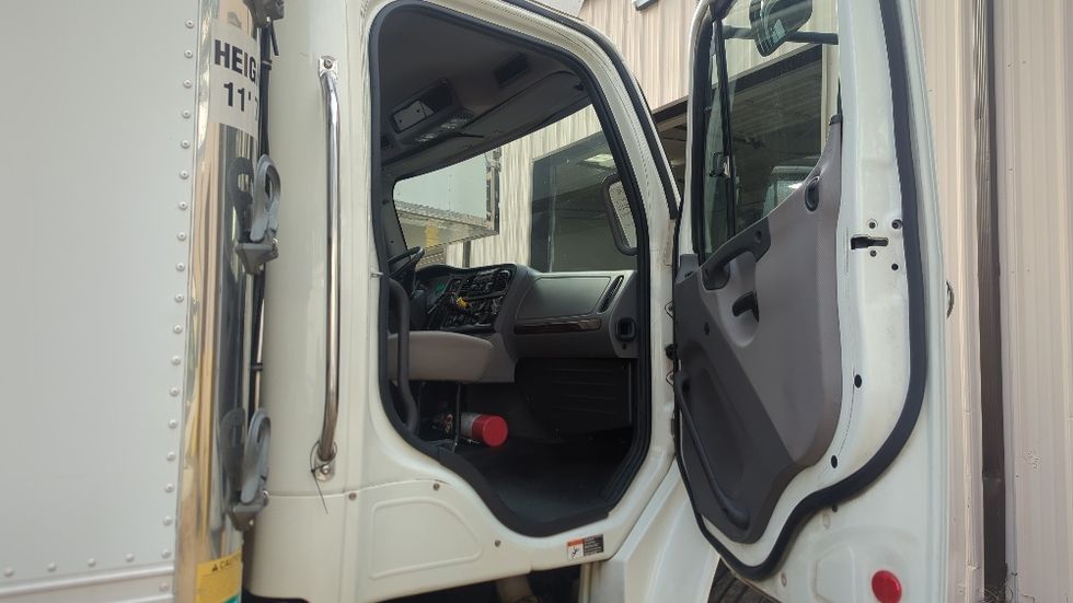 Refrigerated Truck-Light and Medium Duty Trucks-Freightliner-2017-M2-Atlanta-GA-326,433\n\t\tmiles-$ 39,250 - Image 19