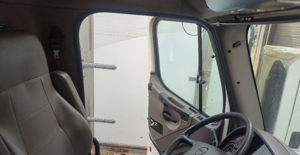 Refrigerated Truck-Light and Medium Duty Trucks-Freightliner-2017-M2-Atlanta-GA-326,433\n\t\tmiles-$ 39,250 - Image 21